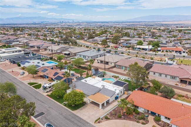 Building Photo - 330 E Country Club Dr