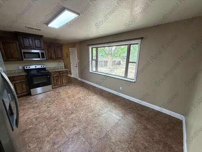 Building Photo - Spacious 3 bedroom 2 bath home