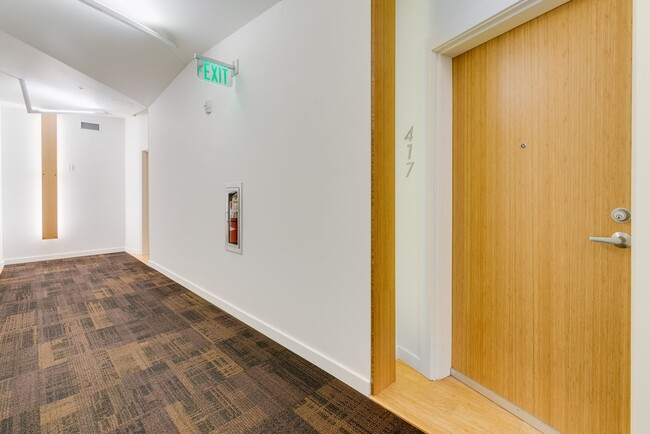 Building Photo - Light & bright 1-bdrm/1-bath condo in desi...