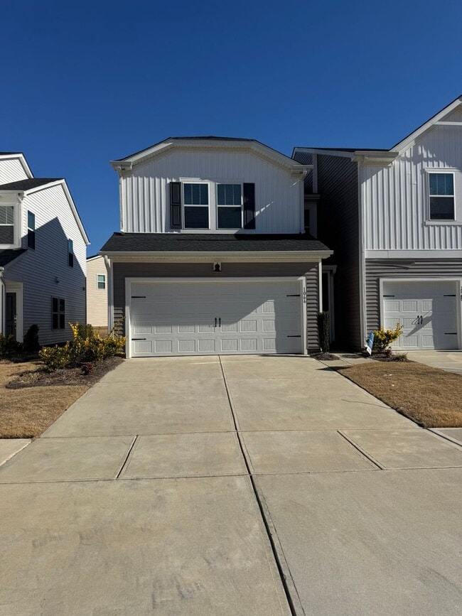 Building Photo - Beautiful 3BR 2.5 Townhouse w/ 2-Car Garage •  EV Plug • Quartz Island • End Unit in Charlotte