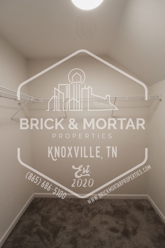 Building Photo - 900 Glendower Way