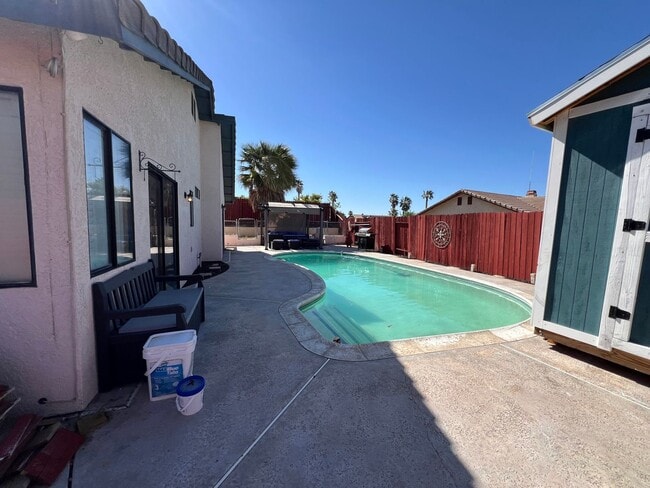 Building Photo - 3 Bedroom 2 Bathroom House with Swimming P...