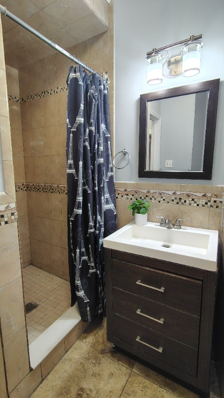 Building Photo - 523 W Nedro Ave