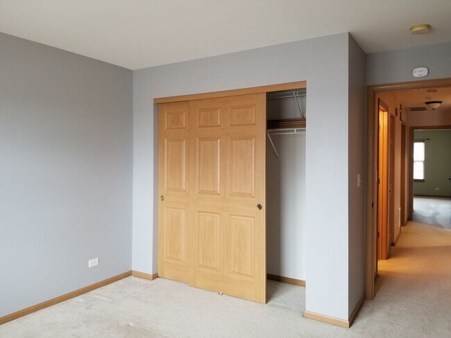 Building Photo - North Naperville Two Bedroom