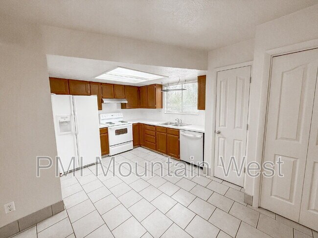 Building Photo - 142 N 200 W
