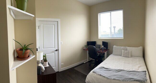 Building Photo - 2117 W Gladys Ave