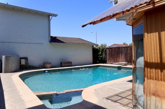 Building Photo - Gorgeous 4-bedroom home with pool – Lakesh...