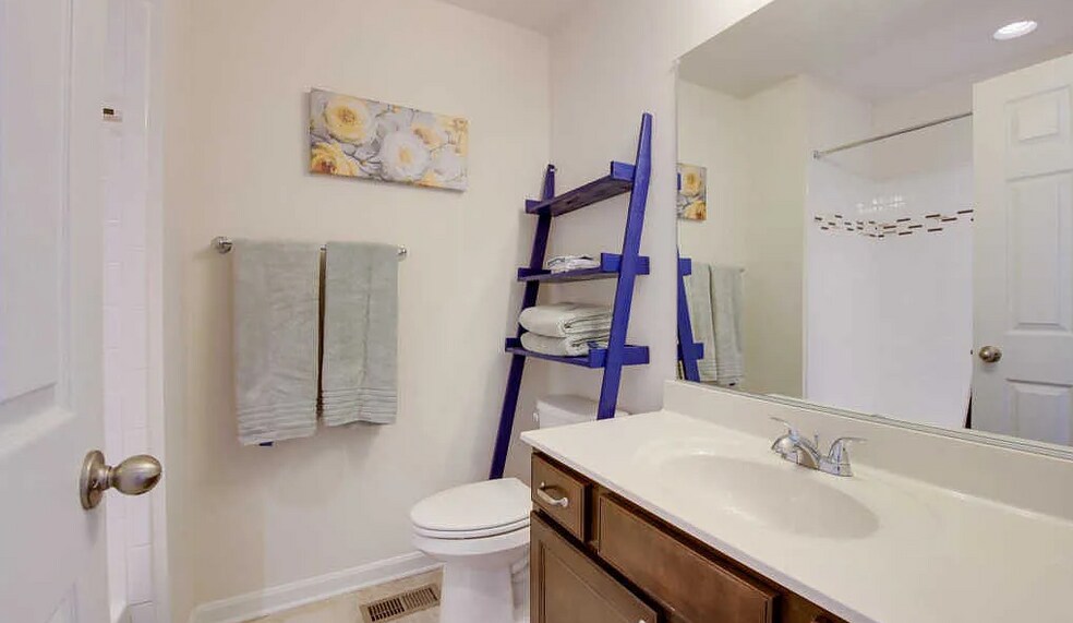 Building Photo - 517 Pebblebrook Ln