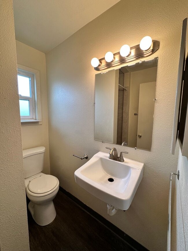 Building Photo - (DUP) - Studio Apartment! Great location, ...