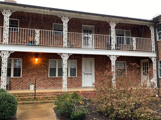 Building Photo - Two-Bedroom Apartment Directly Across from Forest Hill Park. Great Location!