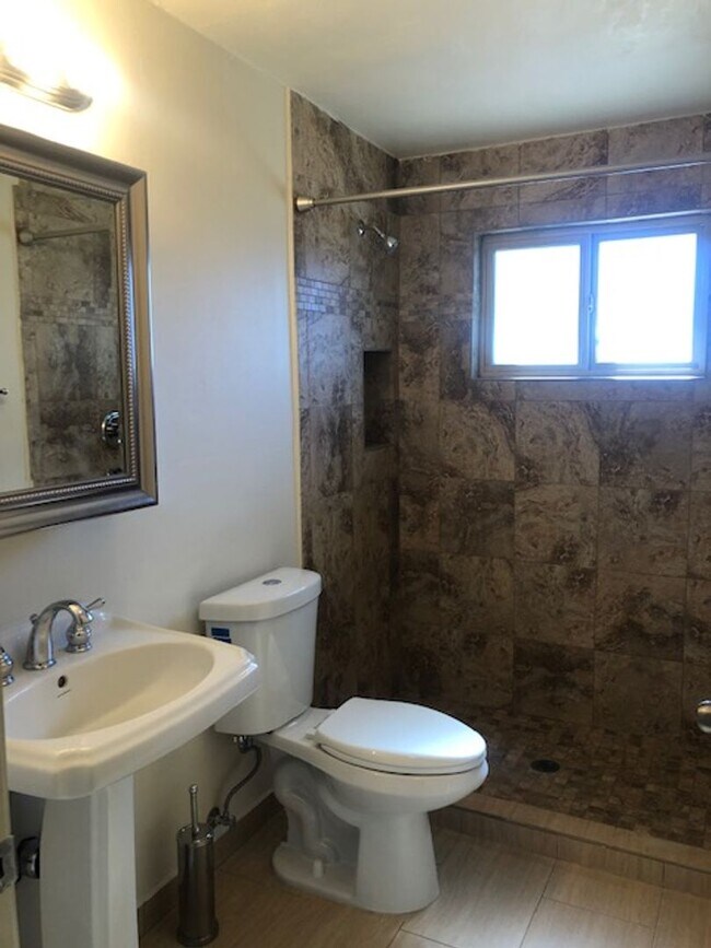 Building Photo - Mid town newly updated home!