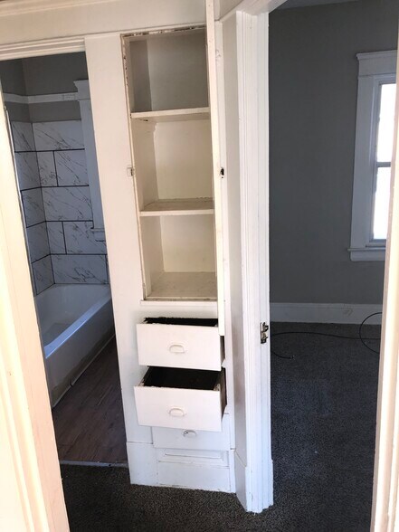 Building Photo - 1830 Mannering Rd