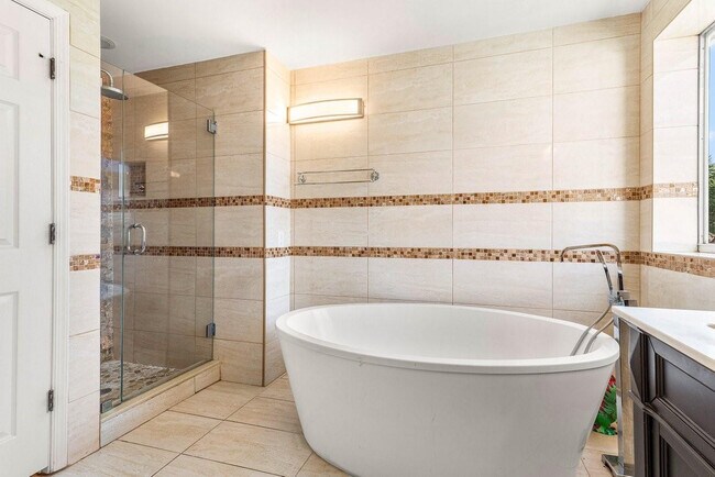 Building Photo - 1325 Camellia Cir