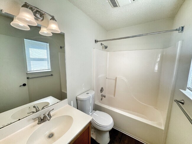 Building Photo - Charming 3-Bedroom 2- Bath home in New Bra...