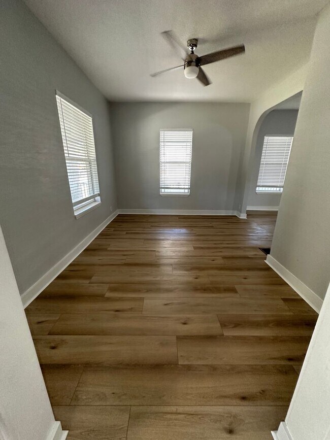 Building Photo - 5 bedroom, 2 bath, detached bonus room w/b...