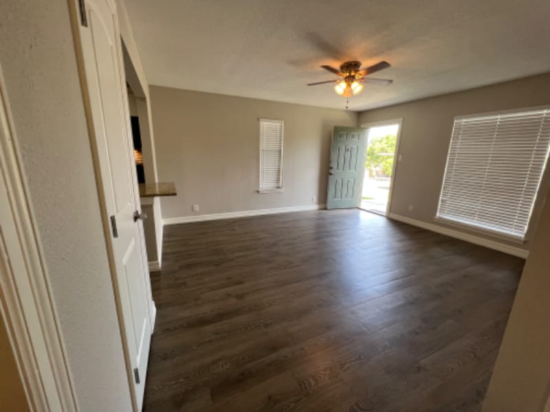 Building Photo - 1232 E Live Oak Rd