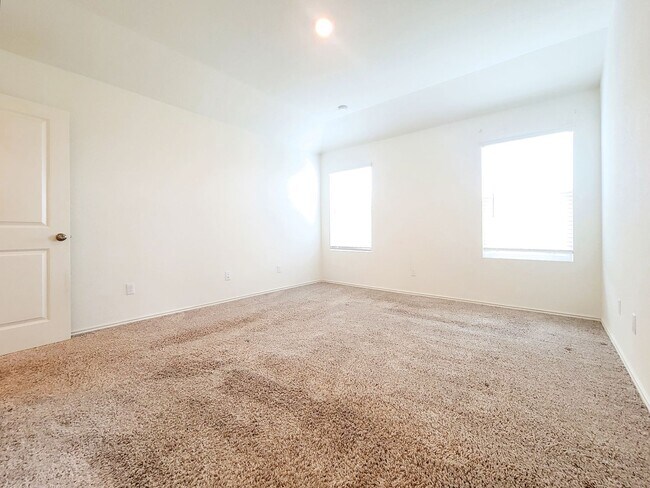 Building Photo - Modern & Spacious 3BR/2BA Home with Covere...