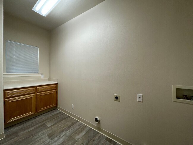 Building Photo - 2 Bed 2 Full Bath Townhome Style Apartment w/Attached Garage