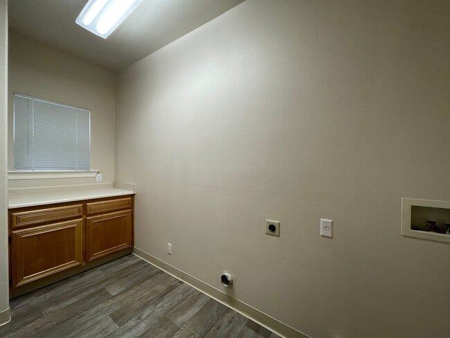 Building Photo - 2 Bedroom, 2 Bathroom Townhouse with Garage and New Washer and Dryer!
