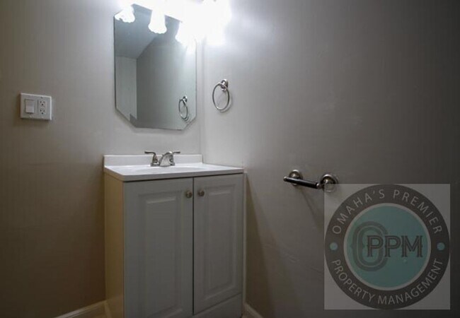 Building Photo - Huge 4-bedroom, 4-bath home