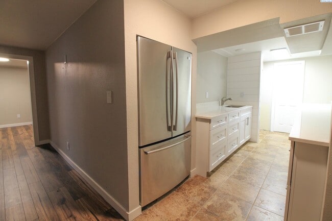 Building Photo - 4 BD, 4 BA House in Kennewick- Views of th...