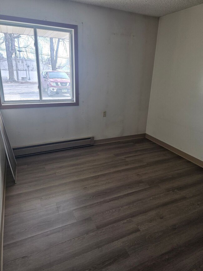 Building Photo - 1409 Belle Plaine