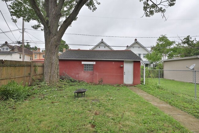 Building Photo - 2403 Summit St
