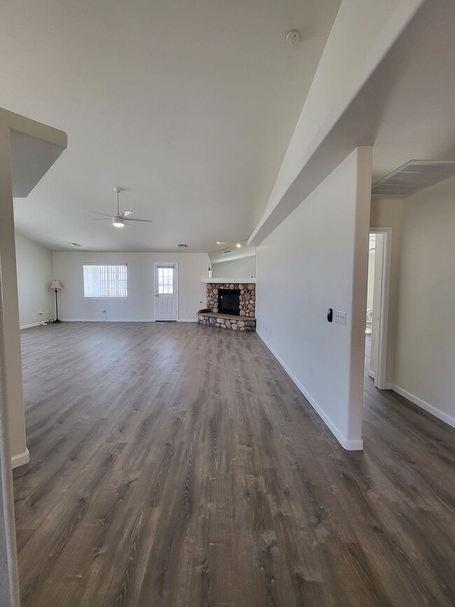 Building Photo - GOLDEN SPRINGS RANCH U8 - W. Betty Avenue