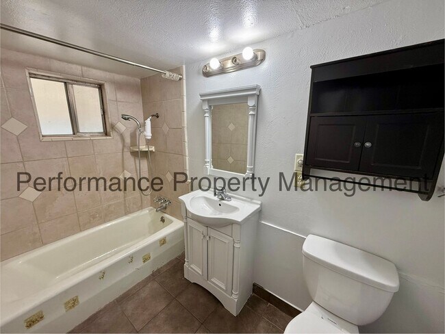 Building Photo - Cute 2 Bed/1 Bath in Lamont w/ RBP/Pest Co...