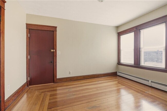 Building Photo - 984 York Ave