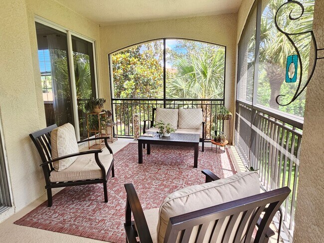 Building Photo - Annual Furnished or Unfurnished 3 Bedroom 2 Bathroom Second Floor Condo in Venetian Golf & River ...