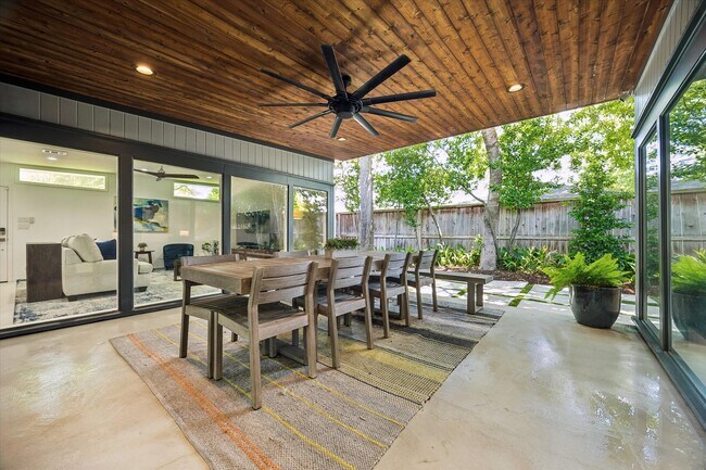 Building Photo - 9769 Oak Point Dr