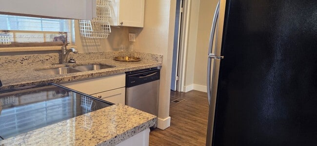 Building Photo - ? MUST SEE! 2-Bedroom in Prime Location ?
