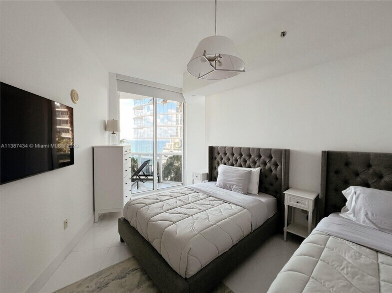 Building Photo - 15811 Collins Ave