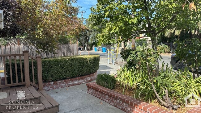 Building Photo - Updated 2 Bedroom / 1.5 Bathroom Home in Sonoma