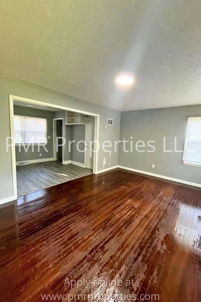 Building Photo - 3 Bedrooms / 1 Bathroom House