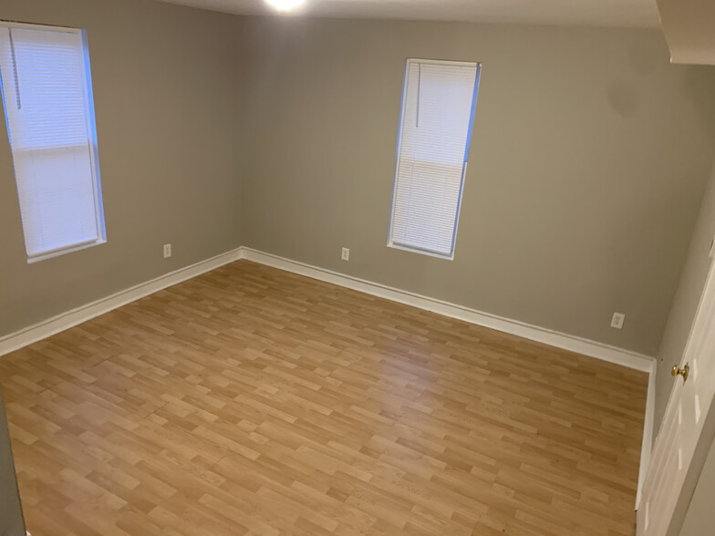 Livingroom - 357 College Ave