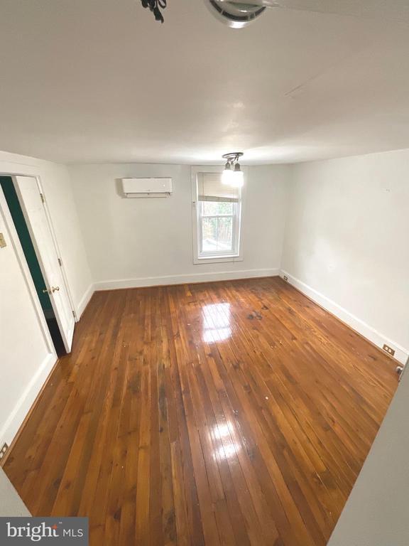 Building Photo - 127 Green Ln