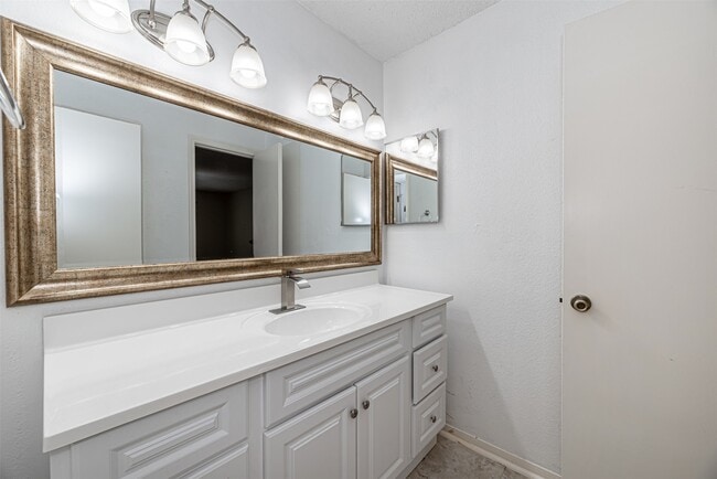 Building Photo - 2121 Hepburn St