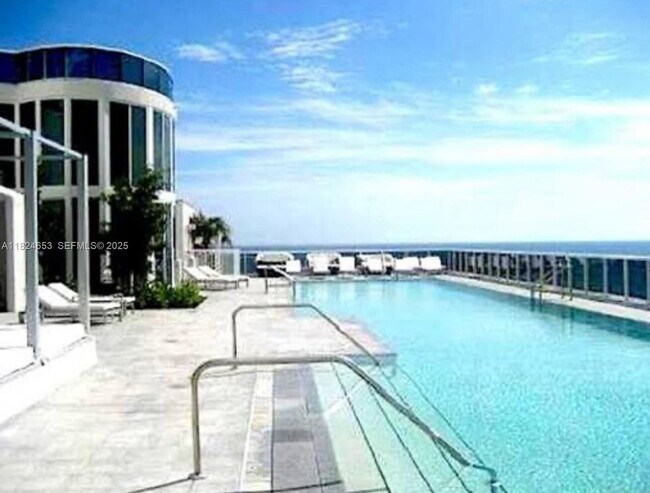 Building Photo - 16001 Collins Ave