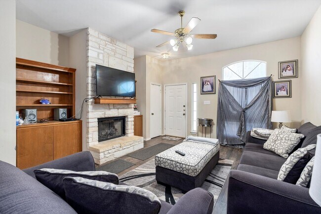 Building Photo - Large 3-Bedroom Home in West Round Rock!