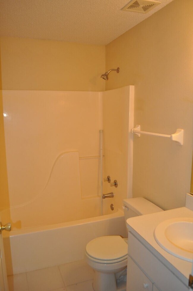 Building Photo - Pine Lakes 3bdrm home on a cul-de-sac!