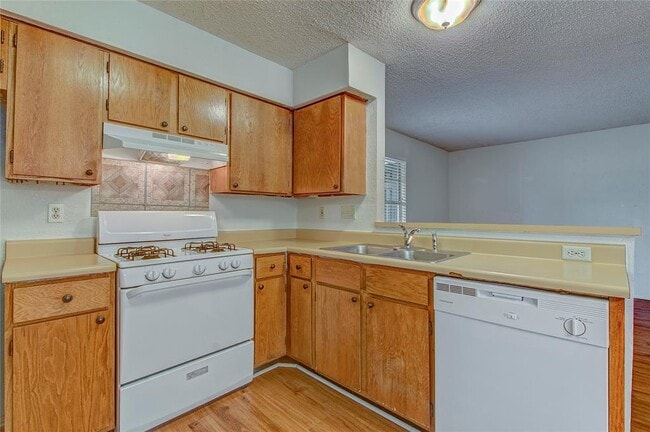 Building Photo - 400 Hedgewood Dr