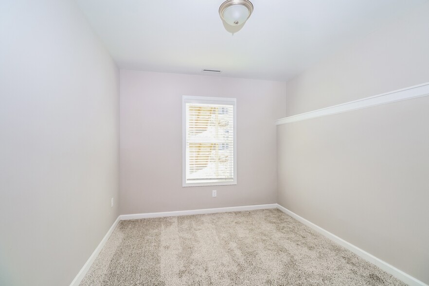 Building Photo - 404 Little Sycamore Ln