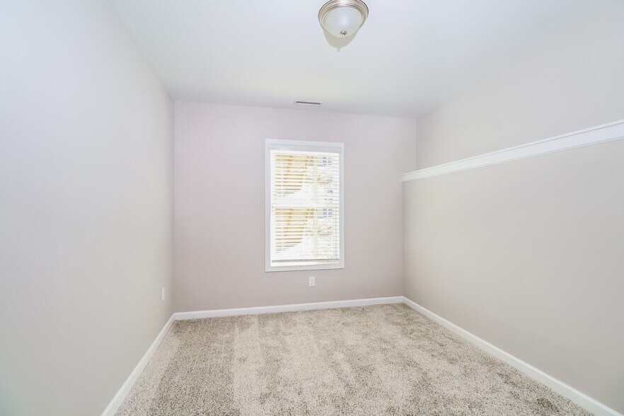 Building Photo - 432 Little Sycamore Ln