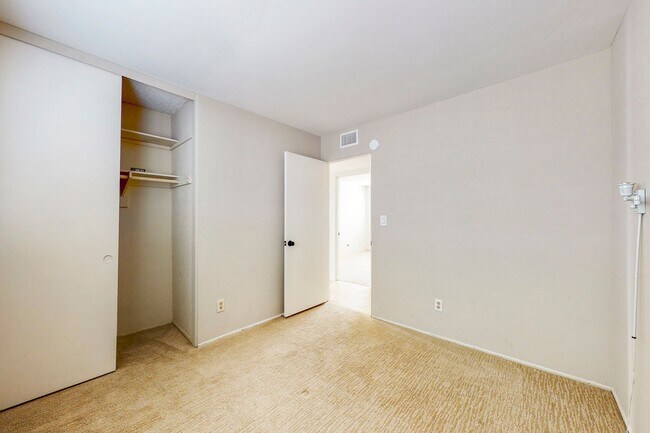 Building Photo - 242 Avenida Lobeiro