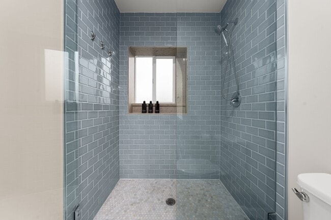 Building Photo - 2624 S Palm Grove Ave