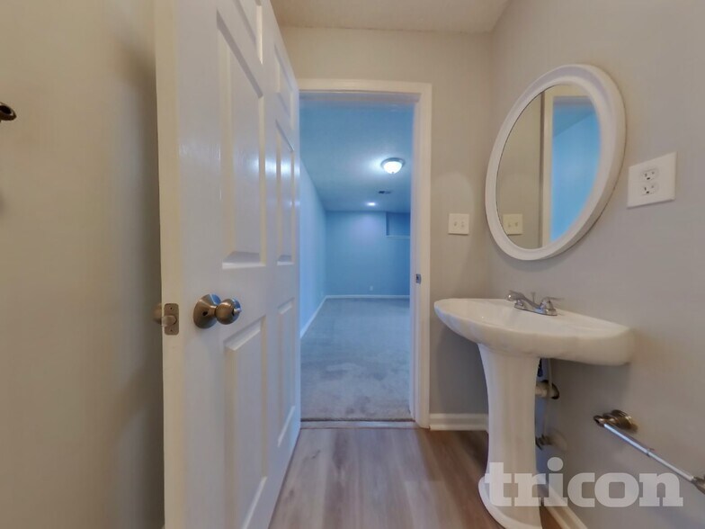 Building Photo - 245 Longview Dr