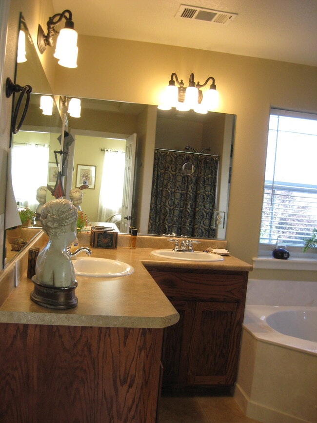 Building Photo - 657 Spring Valley Dr