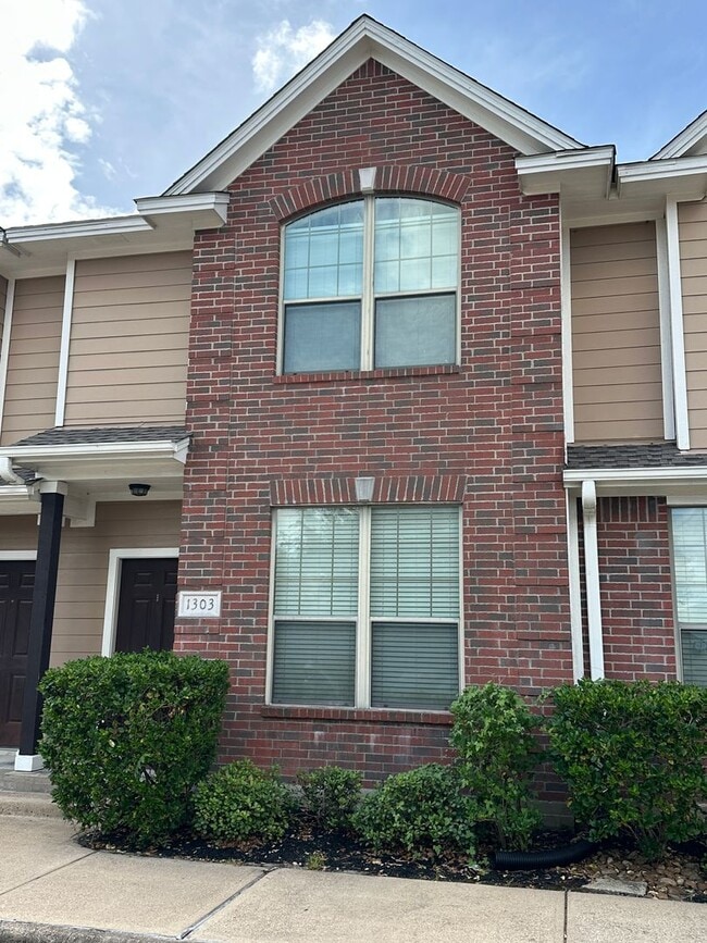 Building Photo - College Station - 2 Bed / 2.5 Bath / 2 story in River Ridge Townhomes